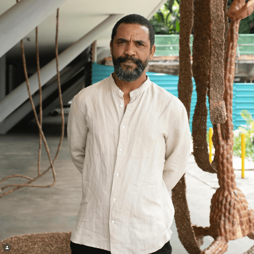 Advânio Lessa em seu ateliê, cercado por suas esculturas