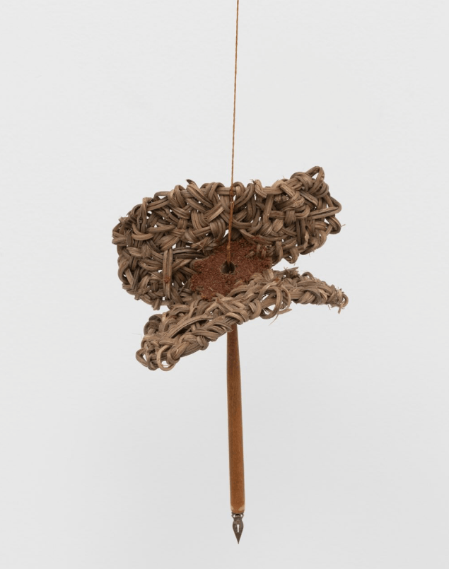 Escultura suspensa com trançados de cipó