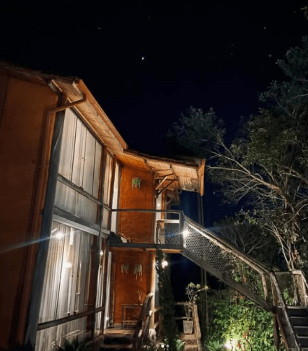 Fachada iluminada à noite