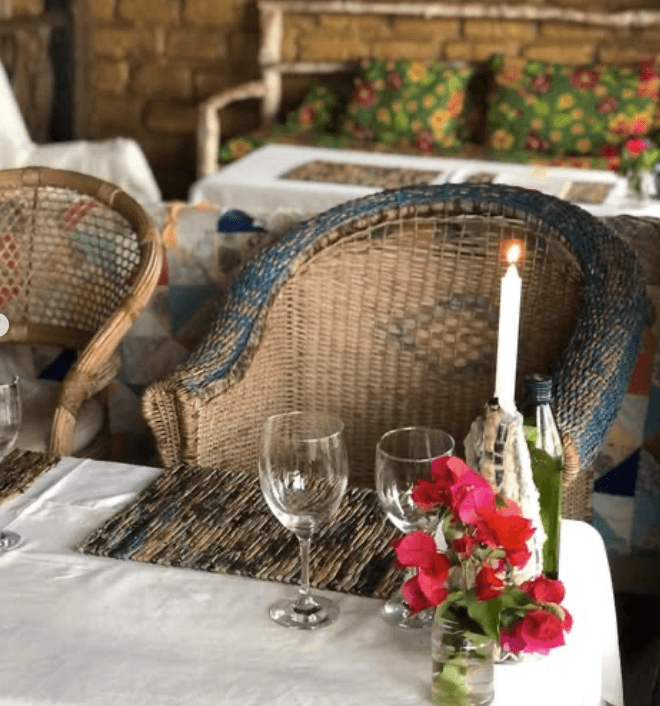 Detalhe da mesa com vela e flores